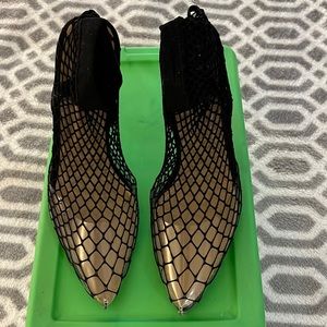 Fishnet sock pumps